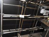 une étagère métallique sur laquelle sont posés plusieurs fours