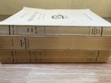 plusieurs livres sont empilés sur une table