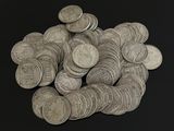 une pile de pièces d'argent sur une surface noire