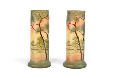 une paire de grands vases ornés d'arbres peints sur fond blanc