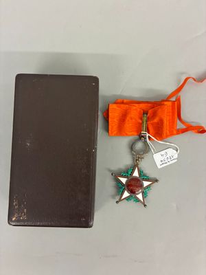 un petit livre et une médaille posés sur une table