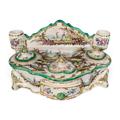 une photo d'une table joliment décorée, sur laquelle se trouvent une tasse et une soucoupe
