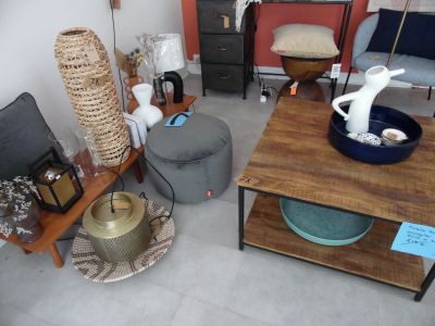 un salon avec beaucoup de meubles
