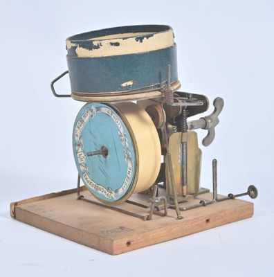 une horloge posée sur un socle en bois