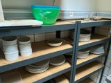 beaucoup d'assiettes et de bols sur les étagères de la cuisine