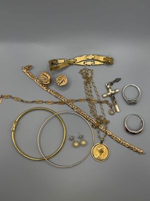plusieurs bijoux, notamment un collier, un bracelet, une bague et d'autres articles