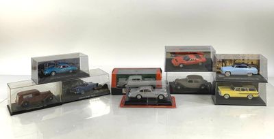 six modèles différents de voitures dans une vitrine