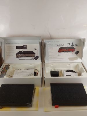 deux boîtes contenant du matériel électronique, posées sur une table