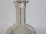 une bouteille en verre transparent munie d'un bouchon en cristal