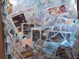 une boîte en carton remplie de timbres et d'autres timbres