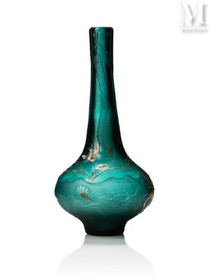 un vase en verre posé sur une surface blanche