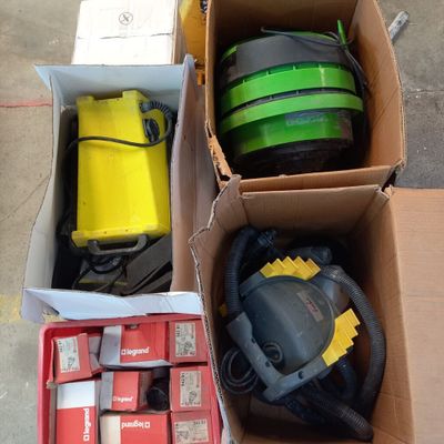 deux cartons posés par terre, contenant chacun des objets différents