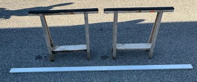 deux chaises posées par terre