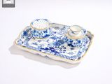 un plateau bleu et blanc sur lequel sont posés une tasse et une soucoupe