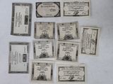 Plusieurs anciens billets de banque sont disposés sur une surface blanche