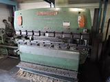 une machine qui se trouve à l'intérieur d'un bâtiment