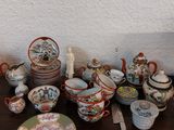 une table sur laquelle se trouvent beaucoup d'assiettes et de bols