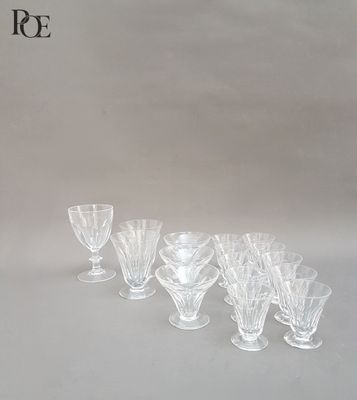 six verres à vin posés les uns à côté des autres sur une table