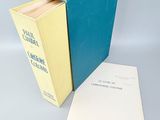 deux livres posés l'un sur l'autre sur une table