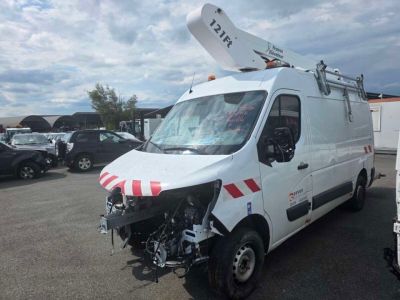 une camionnette blanche équipée d'une grue sur le toit