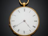 une montre de poche ancienne en or avec des chiffres romains sur le cadran