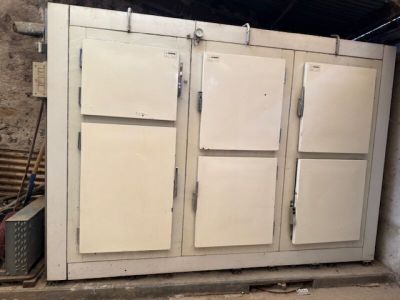 une photo d'un réfrigérateur dans une pièce sans portes