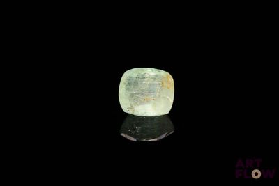 un gros plan d'un morceau de jade vert sur une surface noire