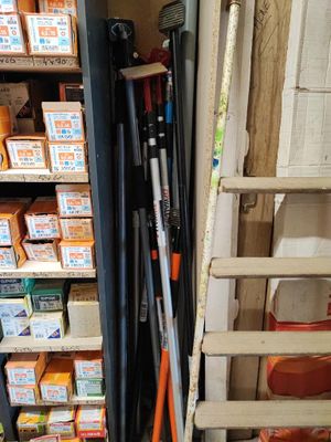 une échelle appuyée contre le mur, à côté d'une pile de cartons