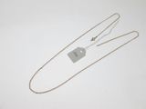 un collier muni d'une étiquette, posé sur une table