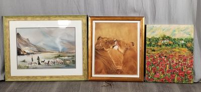 trois photos d'animaux encadrées, posées les unes à côté des autres sur une table