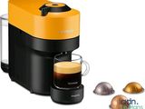 gros plan d'une tasse de café à côté d'une cafetière