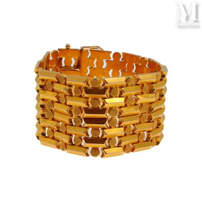 une image d'un gros plan d'un bracelet en or sur un fond blanc