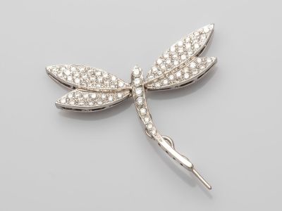 une broche en forme de libellule sertie de diamants, signée Van Cleef
