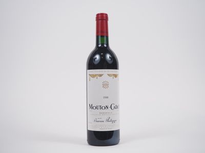une bouteille de vin rouge posée sur une table blanche