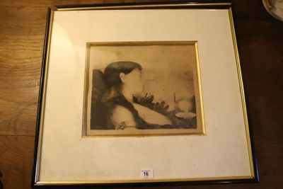 une photo d'un singe assis sur une table, avec une horloge en arrière-plan