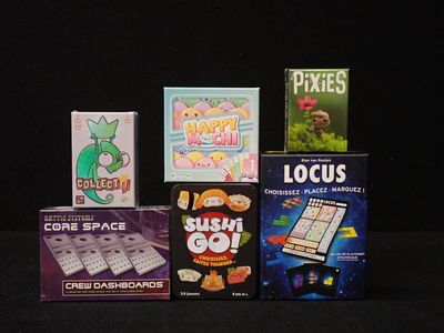 une pile de jeux posés sur une table
