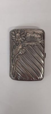 un étui à cigarettes ancien en argent, orné d'un motif floral