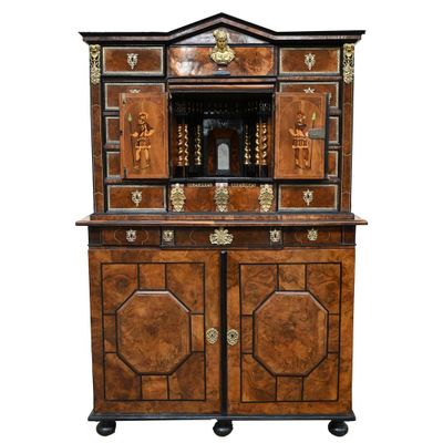 l'image d'une armoire en bois surmontée d'un miroir
