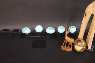 Lot hétéroclite comprenant: un candélabre en fer à sept pics…