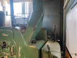 une machine verte qui se trouve dans une pièce