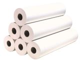 quatre rouleaux de papier blanc sont empilés les uns sur les autres