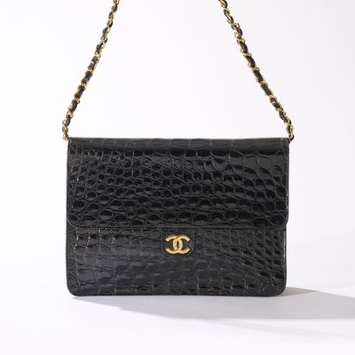 CHANEL, Sac pochette en crocodile noir Circa 1990 Bijouterie…
