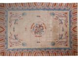 un tapis ancien avec un motif floral sur fond blanc
