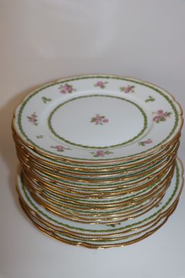 plusieurs assiettes empilées sur une table