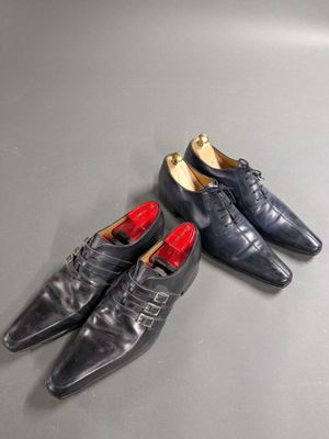 a pair of black shoes sitting on top of a table