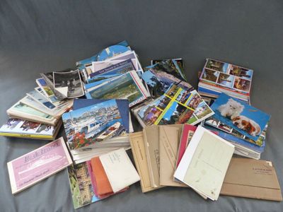 une pile de cartes postales posée sur un canapé