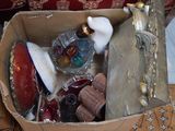 une boîte remplie d'objets hétéroclites posée sur le sol