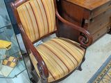 deux chaises et une table sur laquelle est posé un tableau