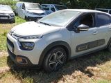 une petite voiture garée dans l'herbe
