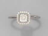 une bague en diamant et or blanc